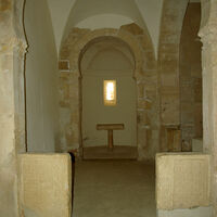 San Miguel de Escalada, lateral apse with screen fragments