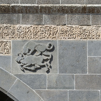 Ülü Camii, relief sculptures and inscriptions