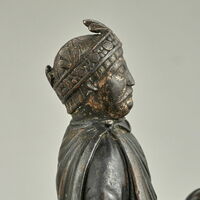 Carolingian ruler statuette, Louvre OA8260, side view of head