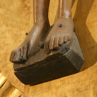 Gero Cross, Christ's feet